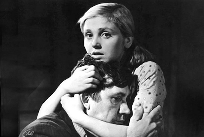 Инна Гулая и Юрий Никулин в фильме "Когда деревья были большими"