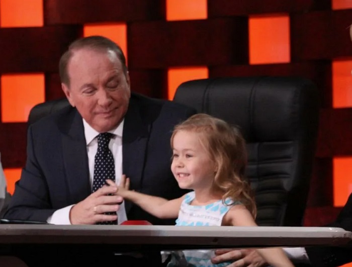 Таисия Маслякова в детстве с дедушкой, Александром Масляковым Таисия Маслякова в детстве с дедушкой, Александром Масляковым