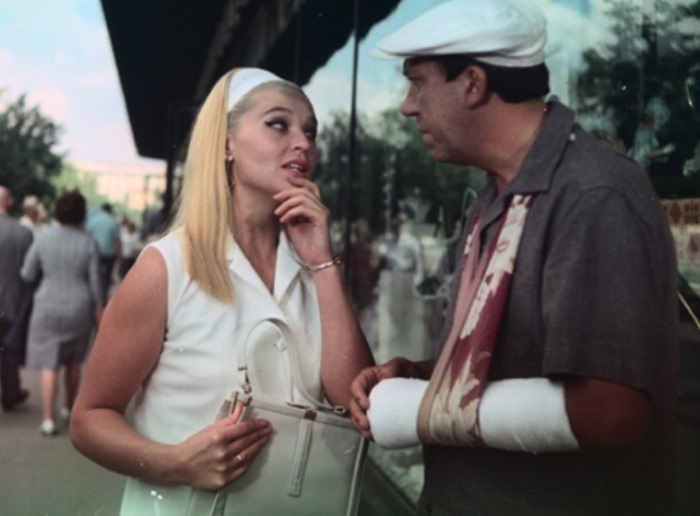 Анна Сергеевна, будто случайно, заговаривает с Горбунковым