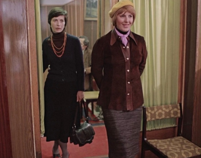 Лариса Данилина (слева) в фильме "Москва слезам не верит"