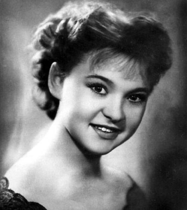 Людмила Гурченко в юности Людмила Гурченко в юности