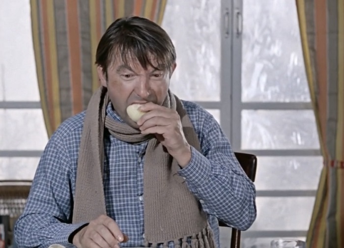 Хмырь с аппетитом уплетает горячую картошку