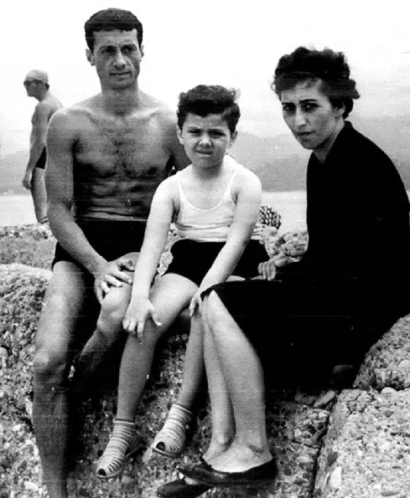 Нодар Мгалоблишвили с первой женой и сыном Нодар Мгалоблишвили с первой женой и сыном