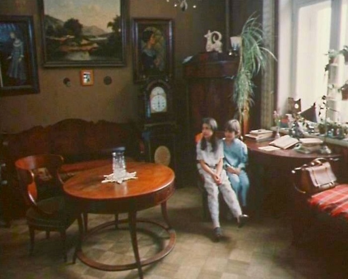 В квартире дорогие картины и антикварная мебель В квартире дорогие картины и антикварная мебель