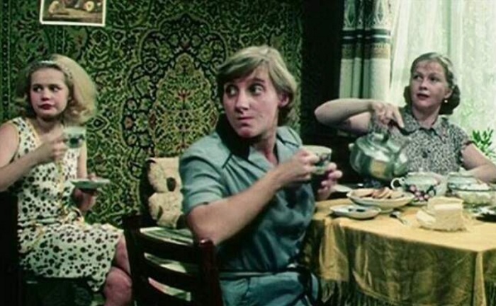 Кадр из фильма "Одиноким предоставляется общежитие"