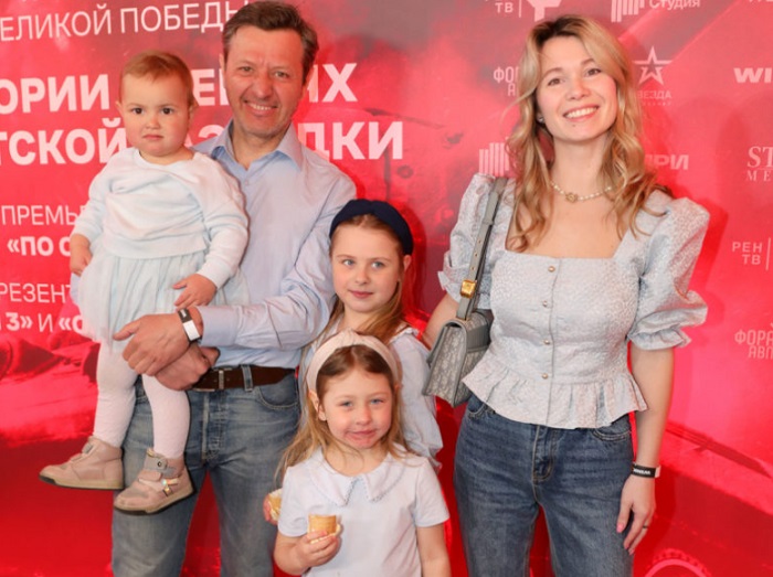 Владислав Котлярский с женой и дочками Владислав Котлярский с женой и дочками