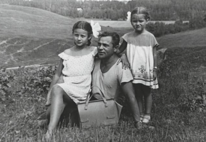 Ирина Варлей в детстве, с отцом и сестрой./Фото: biography-life.ru