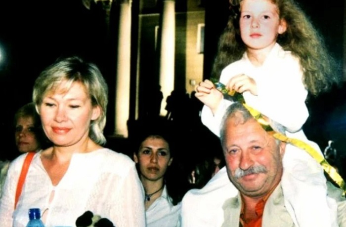 Леонид Якубович с третьей женой Мариной и дочерью Варварой Леонид Якубович с третьей женой Мариной и дочерью Варварой