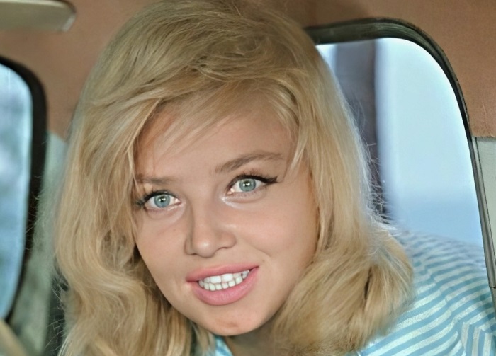 Наталья Кустинская в фильме "Три плюс два" Наталья Кустинская в фильме "Три плюс два"