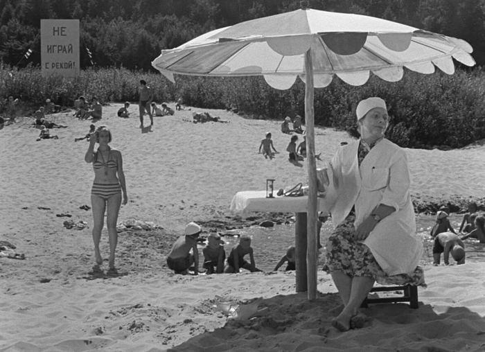 Взрослые внимательно следили за безопасностью детей./Фото: кадр из фильма "Добро пожаловать, или Посторонним вход воспрещен!"