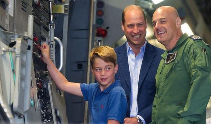 Юный принц интересуется авиацией Юный принц интересуется авиацией