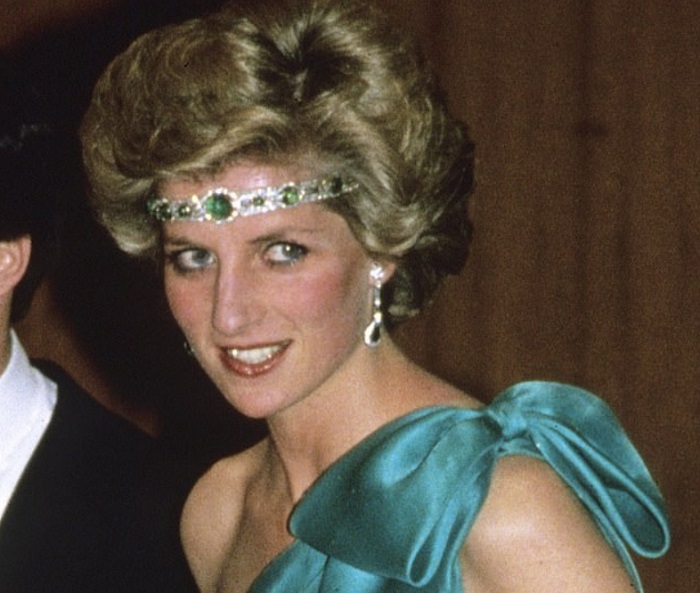 Никто не ожидал, что Диана наденет на голову ожерелье Никто не ожидал, что Диана наденет на голову ожерелье