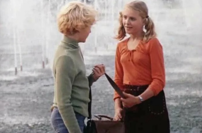 Майя в коралловой блузке