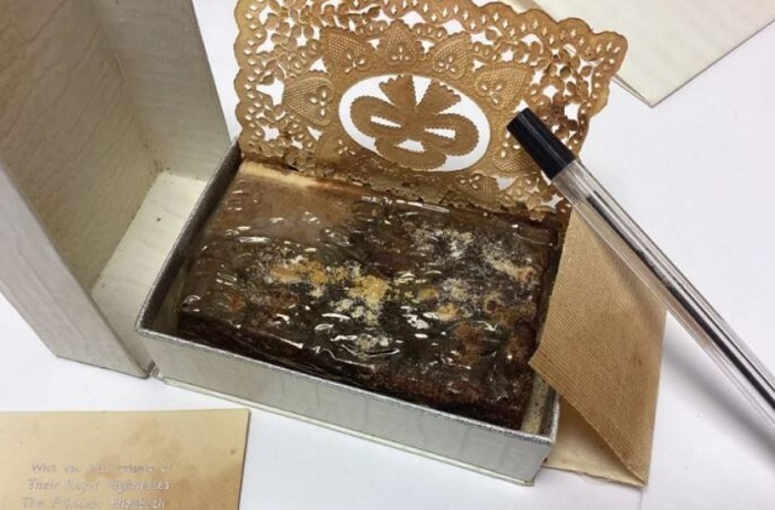 Тот самый исторический кусочек торта, пролежавший под кроватью 77 лет