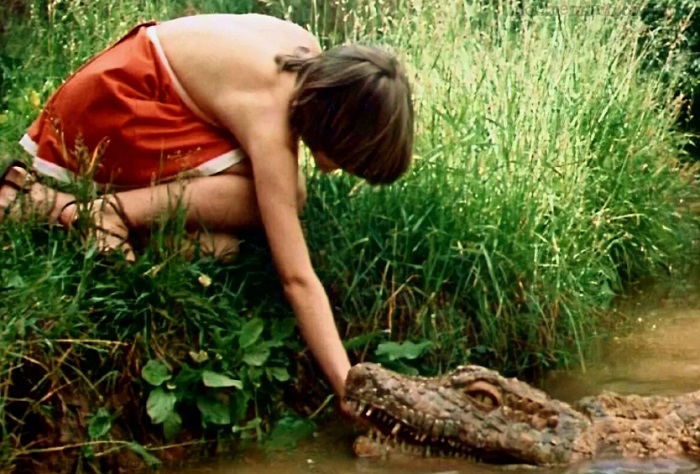 Алиса с пенопластовым крокодилом Алиса с пенопластовым крокодилом