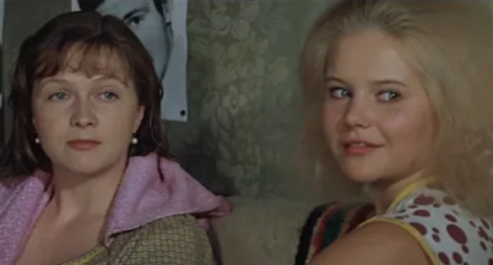 Наталья Гундарева и Вера Трофимова в фильме "Одиноким предоставляется общежитие"