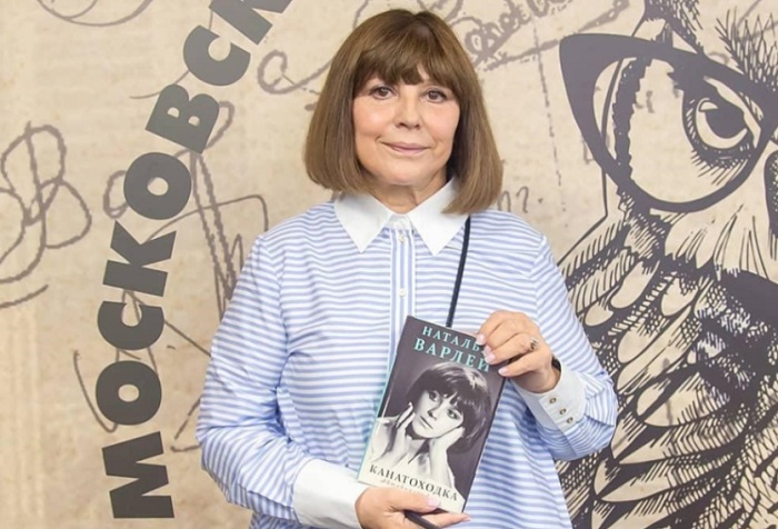 Наталья Варлей со своей книгой Наталья Варлей со своей книгой