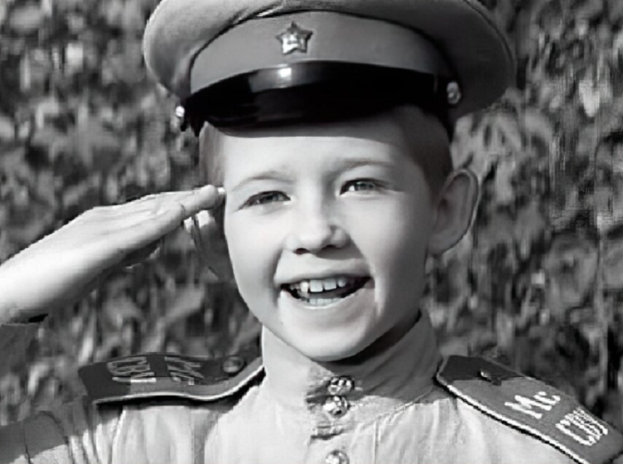 Андрей Громов в роли суворовца Вани./Фото: кадр из фильма