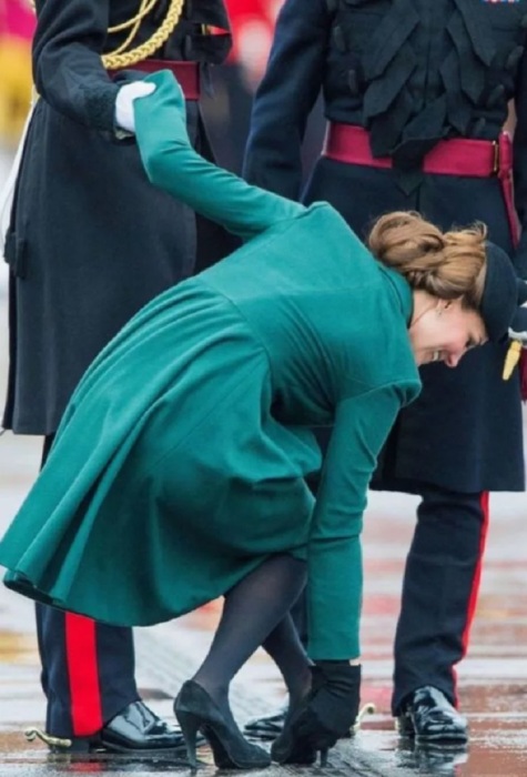 Пришлось наклониться и высвободить туфельку