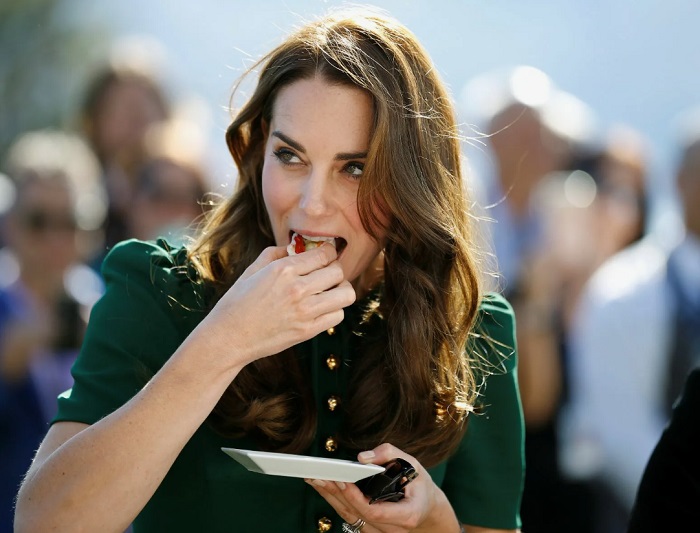 Члены королевской семьи не имеют права есть морепродукты