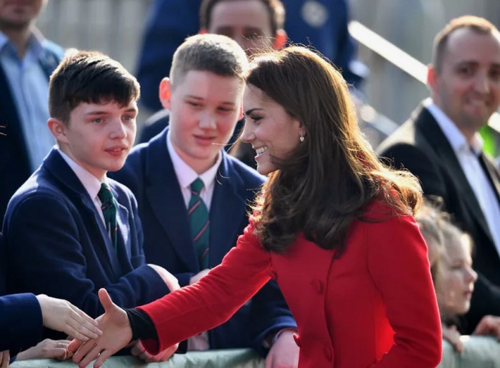 Можно пожимать руки подданным, но нельзя давать автографы