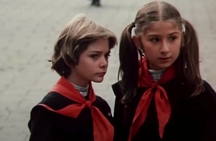 Девочку из будущего легко устроили в класс Юли Девочку из будущего легко устроили в класс Юли