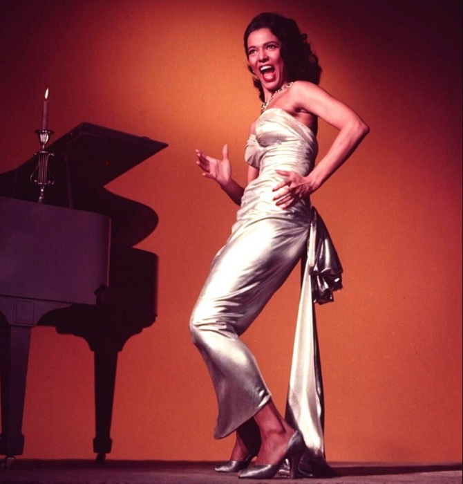 На публике Дороти всегда улыбалась