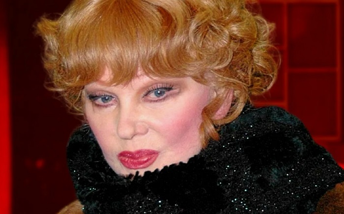 В последние годы жизни Гурченко сложно было узнать, так изменились черты ее лица В последние годы жизни Гурченко сложно было узнать, так изменились черты ее лица