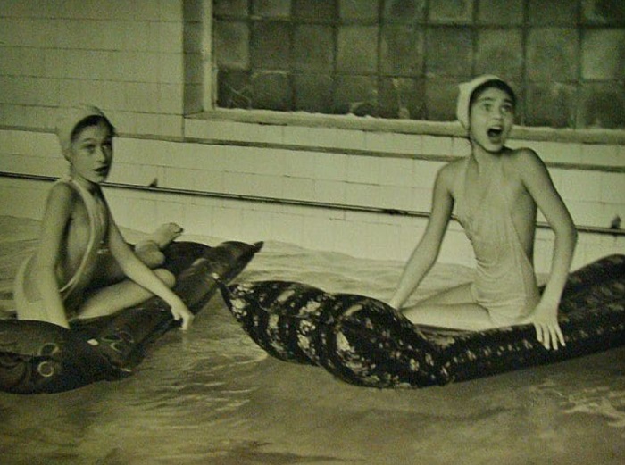 Сцена в бассейне Сцена в бассейне