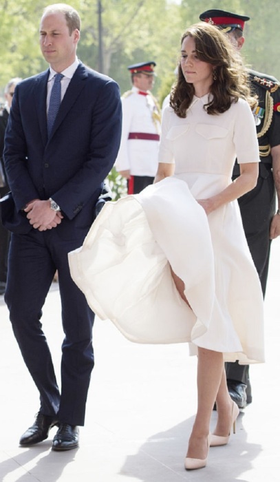 Юбка Кейт взлетела на неприличную высоту