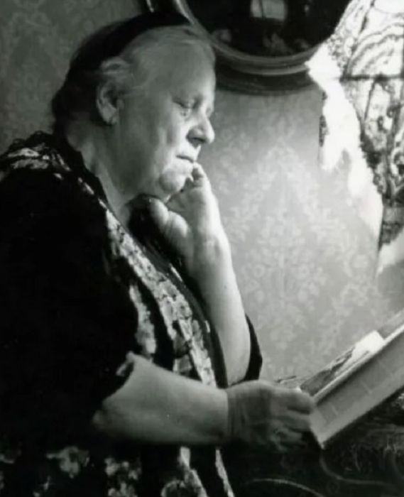 Актриса Екатерина Мазурова