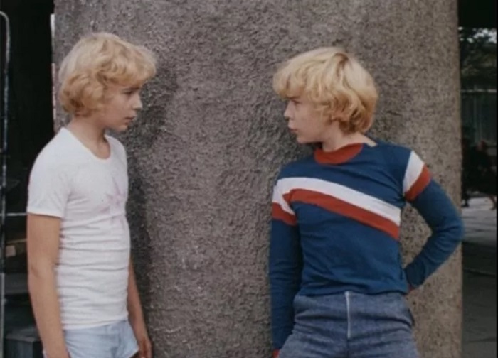 Электроник в футболке с рисунком