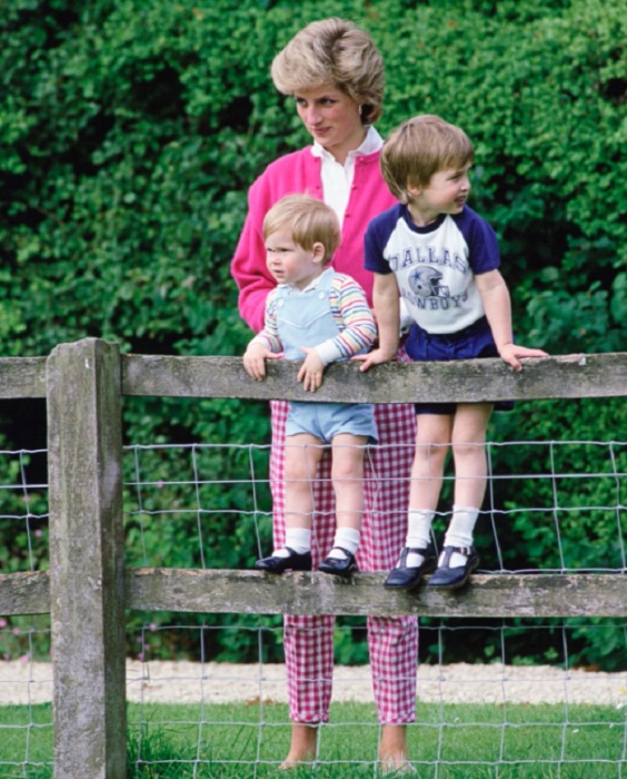 Диана старалась проводить с мальчиками как можно больше времени Диана старалась проводить с мальчиками как можно больше времени