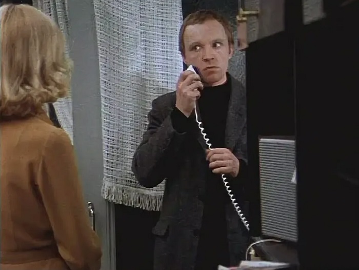 Женя побрился новенькой бритвой своего соперника