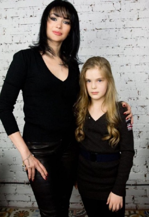 Евгения в детстве с мамой Евгения в детстве с мамой