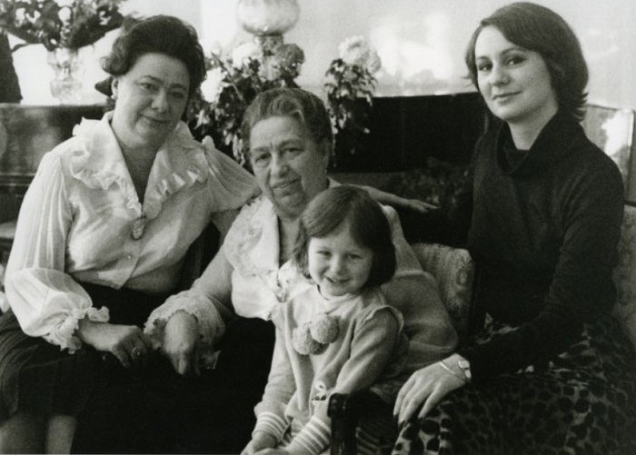 Виктория Петровна Брежнева с дочерью, внучкой и правнучкой
