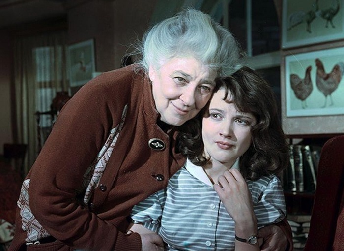 Фаина Раневская в фильме "Осторожно, бабушка!" Фаина Раневская в фильме "Осторожно, бабушка!"