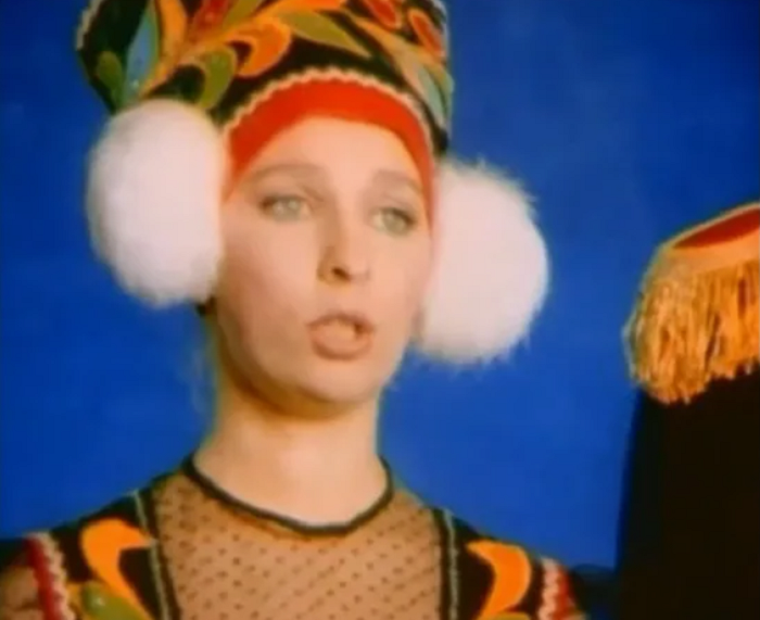 Группа выступала в стилизованных костюмах./Фото: кадр из клипа