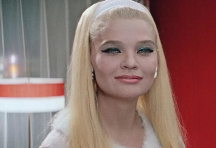 Роскошная блондинка выглядит, как успешная манекенщица