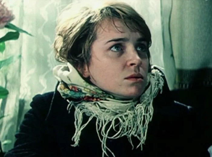 Кадр из фильма "Одиноким предоставляется общежитие"