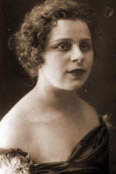 Екатерина Мазурова в юности