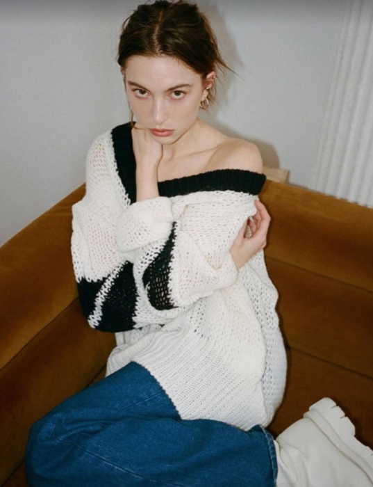 Ив Джобс в свитере и джинсах Ив Джобс в свитере и джинсах