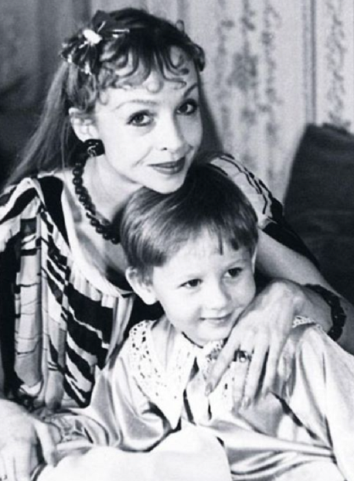 Алексей Лебедев в детстве с мамой./Фото: 7days.ru