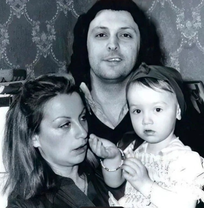 Екатерина в детстве с родителями Екатерина в детстве с родителями