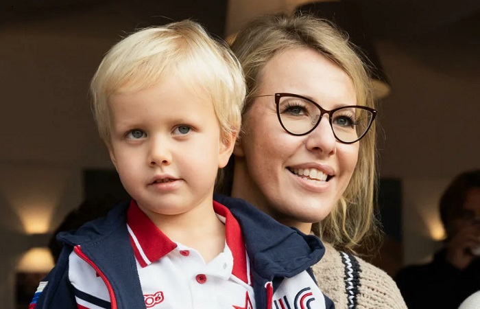 Игра в карты, китайский и горные лыжи: как Ксения Собчак воспитывает сына и планирует ли рожать ещё