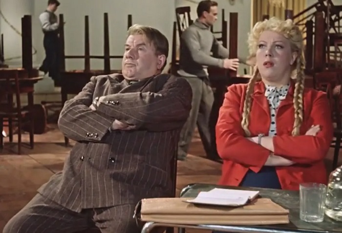 Тося копирует даже жесты начальника