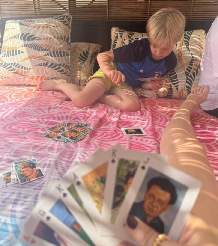 Пляжный отдых Платон любит сочетать с игрой в карты