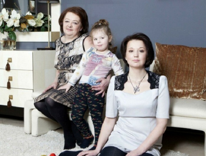 Мария Королева с дочерью Еленой и внучкой Таисией Мария Королева с дочерью Еленой и внучкой Таисией