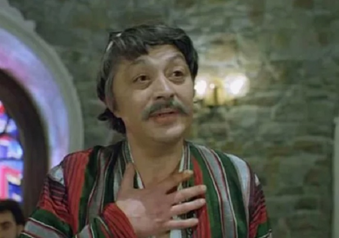 Руслан Ахметов в фильме "На Дерибасовской хорошая погода, на Брайтон-Бич опять идут дожди"