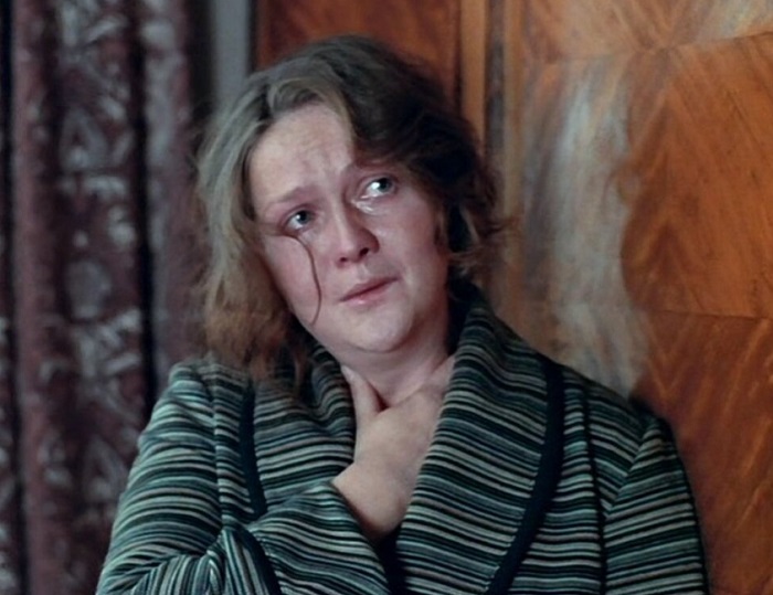 нина плачет